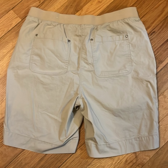 Chico's Women's Khaki Shorts Size 1 - Picture 5 of 6